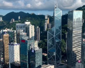 香港保险市场：美元保单为何成为首选，安盛是如何做到？